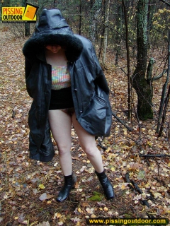 Amateur outdoor pissing in autumn - N