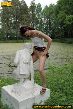 Teen pissing outdoor on a statue - N