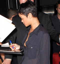 RIHANNA in New York SIDEBOOB - N