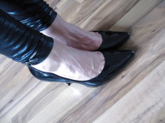 Foot torture with peas in high heels, leggings and corset - N