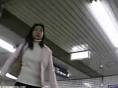 japanese-schoolgirl-upskirt-in-public