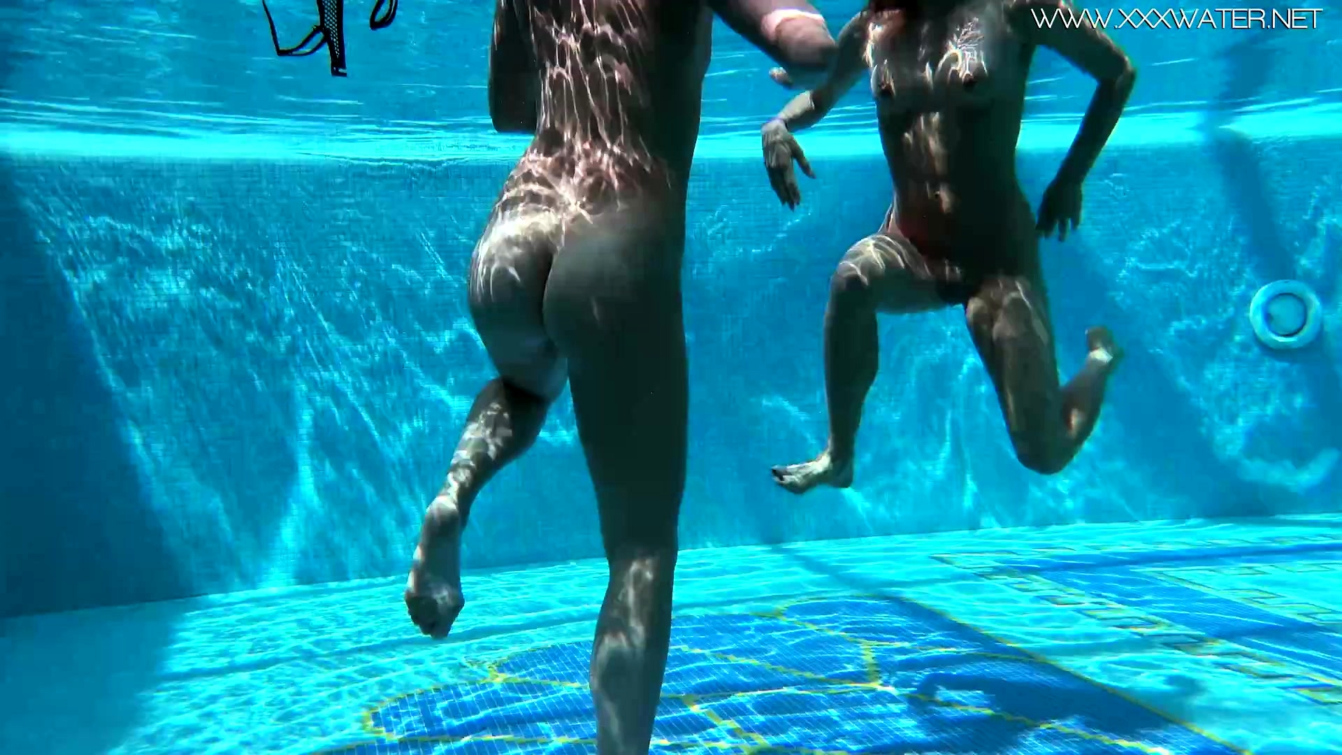 Jessica And Lindsay Naked Swimming In The Pool at DrTuber