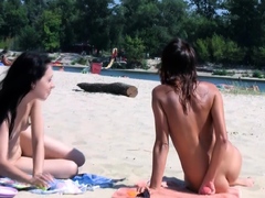 nude-beach-girl-gets-together-with-her-friends