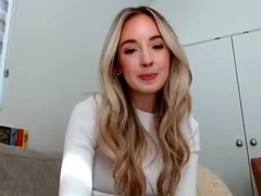 blonde-babe-scarlet-solo-webcam